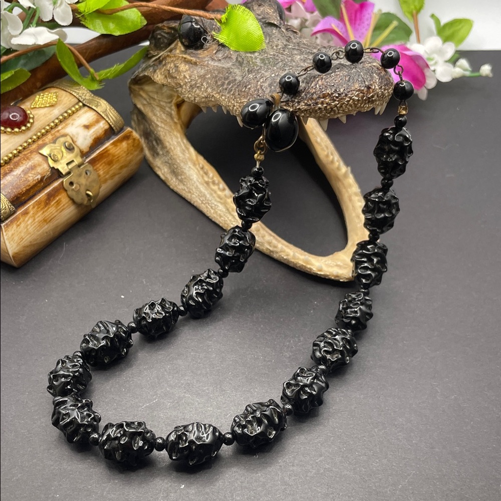 Japan molded glass necklace/choker vintage B41